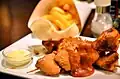 Kuřecí saté s arašídovou omáčkou v amsterdamské restauraci