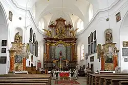 Presbytář s hlavním oltářem