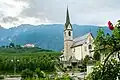 Hrad Thun s popředím kostela sv. Mikuláše v Thunu