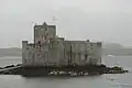 Hrad Kisumul nacházející se na malém ostrůvku v zátoce Castlebay