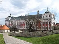 Pohled na broumovský klášter ze zahrady