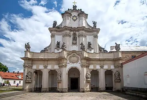 Barokní průčelí klášterního kostela