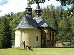Hrázděná kaple - pohled od jihu, v popředí jedno zastavení křížové cesty