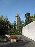 Bezejmenná plastika u krematoria v Klatovech, 1985, železobeton
