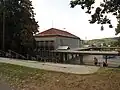 Pohled na budovu ze sídliště Pod Hůrkou