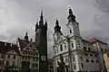 Pohled z náměstí na věž a kostel