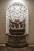 Lavabo (umyvadlo) od Jana Jiřího Bendla v předsíni letního refektáře (dnes Všeobecná studovna)