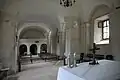 Pohled z presbytáře do lodi v roce 2019