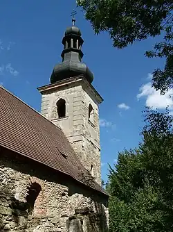 Pohled na kostel z jihozápadu zachycující východní část lodi, presbytář a věž