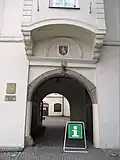Detail průjezdu s arkýřem