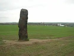 Pohled na Klobuky ze severozápadní strany, od menhiru