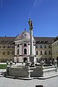 Dvůr kláštera s kašnou