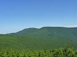 Kněhyně (vlevo) a Čertův mlýn (z Pusteven)