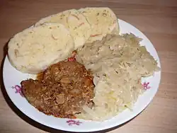 Vepřové s knedlíkem a zelím