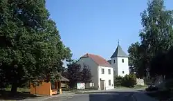 náves s kostelem