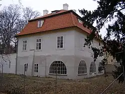 Barevná fotografie s pohledem na bývalou koželužnu na Malé straně, kde Josef Dobrovský v letech 1798–1803 žil.