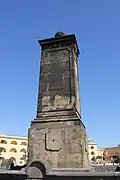 Památník s kašnou na horním hradním nádvoří