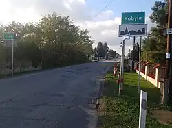 Vjezd do vesnice od východu