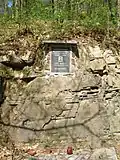 Pomníček Jiřího Krýsla, který v těchto místech zahynul při povodni 20. července 1981, mezi Novým Knínem a Velkou Lečicí