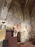 Presbytář s dveřmi do sakristie
