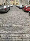 Celkový pohled na silnici dlážděnou rovnoběžným rastrem