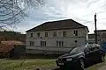 Jeden z domů na návsi