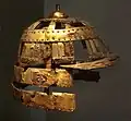 Jedno z prvbích kabuto z období Kofun (5. století), bylo vyrobeno ze železa a zlacené mědi, z Provincie Ise