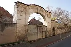 Kojetice (u Prahy) - brána s brankou usedlosti čp. 10 (3).jpg