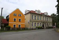 Domy na návsi; obecní úřad