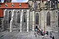Jižní průčelí lodi (vlevo) a presbyteria