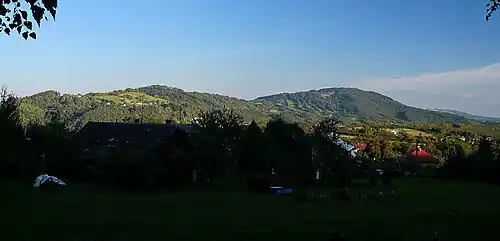 Hamštejnský vrch (vlevo) a Kozákov