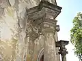 Detailní pohled na vstupní portál kostela svatého Josefa