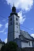 Pohled zprava na kapli