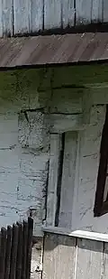 Řešení zhlaví dřevěných trámů (tedy volně vyčnívajících čel, respektive konců trámů), které jsou roubené na nárožích domku a v úrovni příček