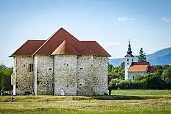 Hrad v Konjščině, v pozadí kostel sv. Dominika ve vesnici Donja Konjščina