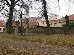 Kopidlno, sochy před kostelem sv.Jakuba.jpg