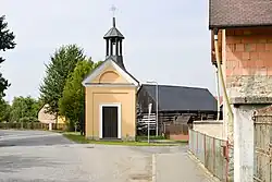 Náves s kapličkou
