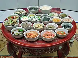 Handžeongsik, jídlo skládající se z malých příloh (banchan)
