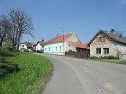 Domy podél návsi