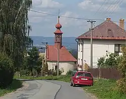 Hlavní ulice s kaplí Nanebevzetí Panny Marie