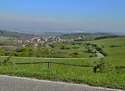 Sjezd do Korytné od jihu, v pozadí Nivnice a Uherský Brod