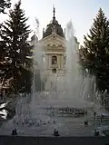 Fontána v pozadí s divadlem