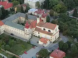 Letecký pohled na kostel Povýšení svatého Kříže a na piaristickou kolej