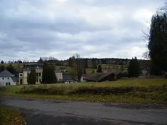 V popředí zbořeniště, v pozadí Klingerova vila