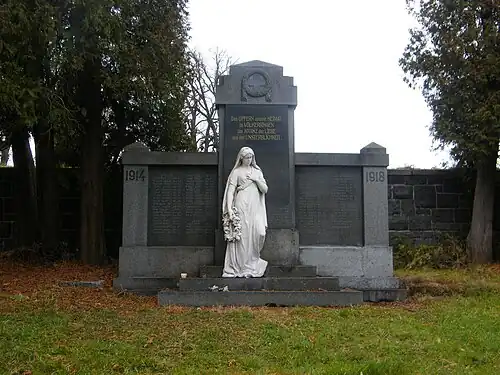 Památník poblíž bývalého kostela (2015)