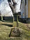 Hrob s křížem před kostelem (2016)