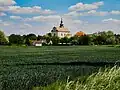 Pohled na Hrádek ze silnice od Jaroslavic
