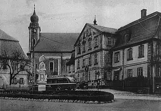 Fara (vlevo) a kostel na historickém snímku