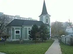 Kostel s pomníkem Jana Husa v popředí