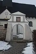 Brána do areálu kostela se hřbitovem
